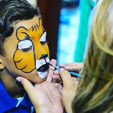 Pintura de rosto e cosplayers divertem a criançada no Taubaté Shopping