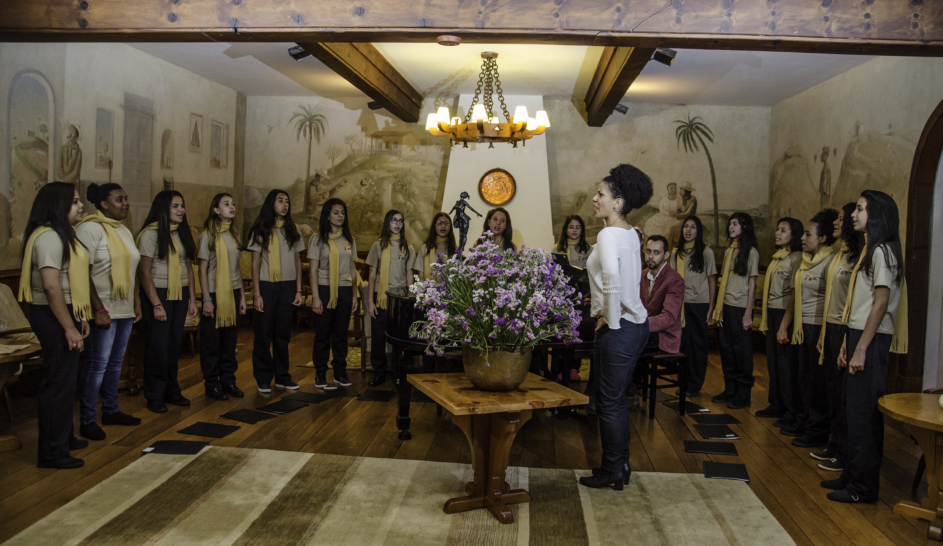 Coral das Meninas Cantoras de  Campos do Jordão se apresenta na  Concha Acústica do Museu Felícia Leirner