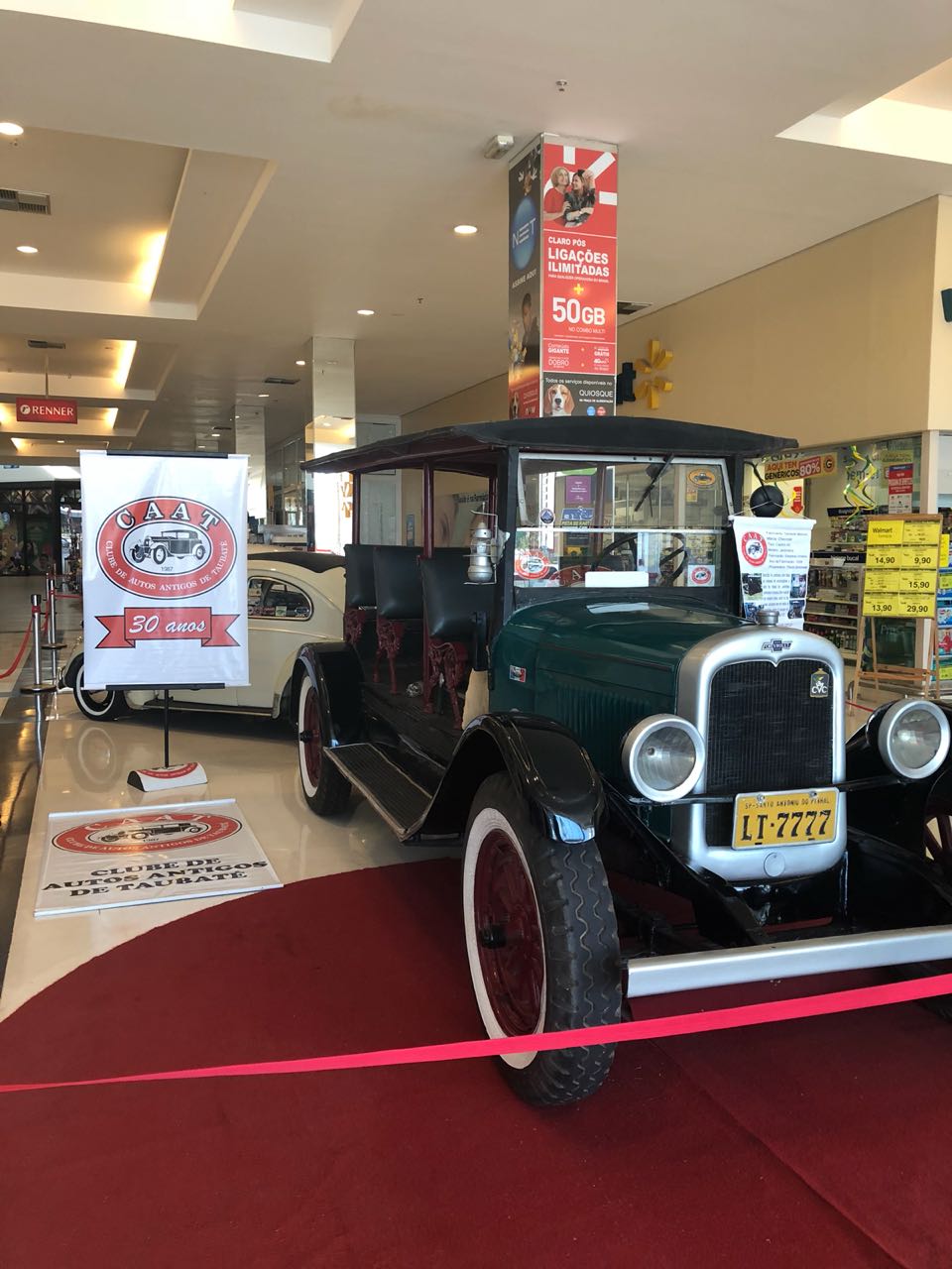Exposição de Carros Antigos é sucesso no Via Vale