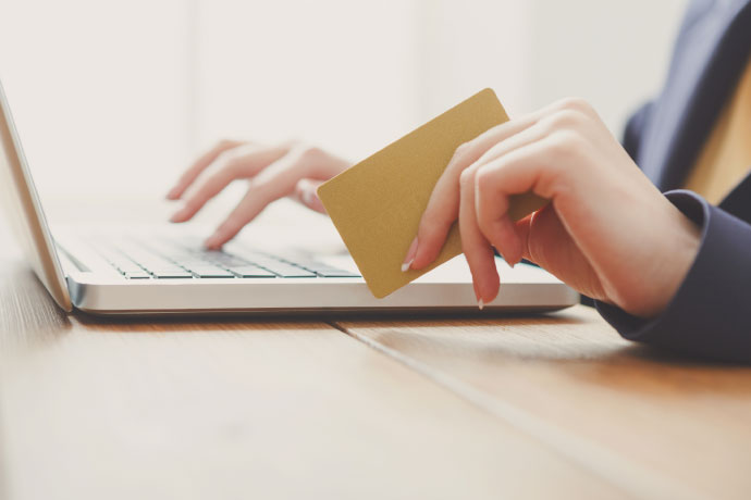 Pesquisa mostra que 45% dos consumidores compraram ou pretendem comprar o presente no e-commerce