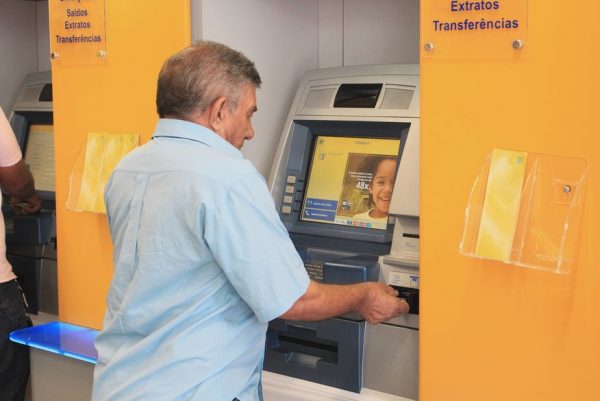 Antecipação da 1ª parcela do 13º para aposentados deve ir para pagamento de dívida ou poupança