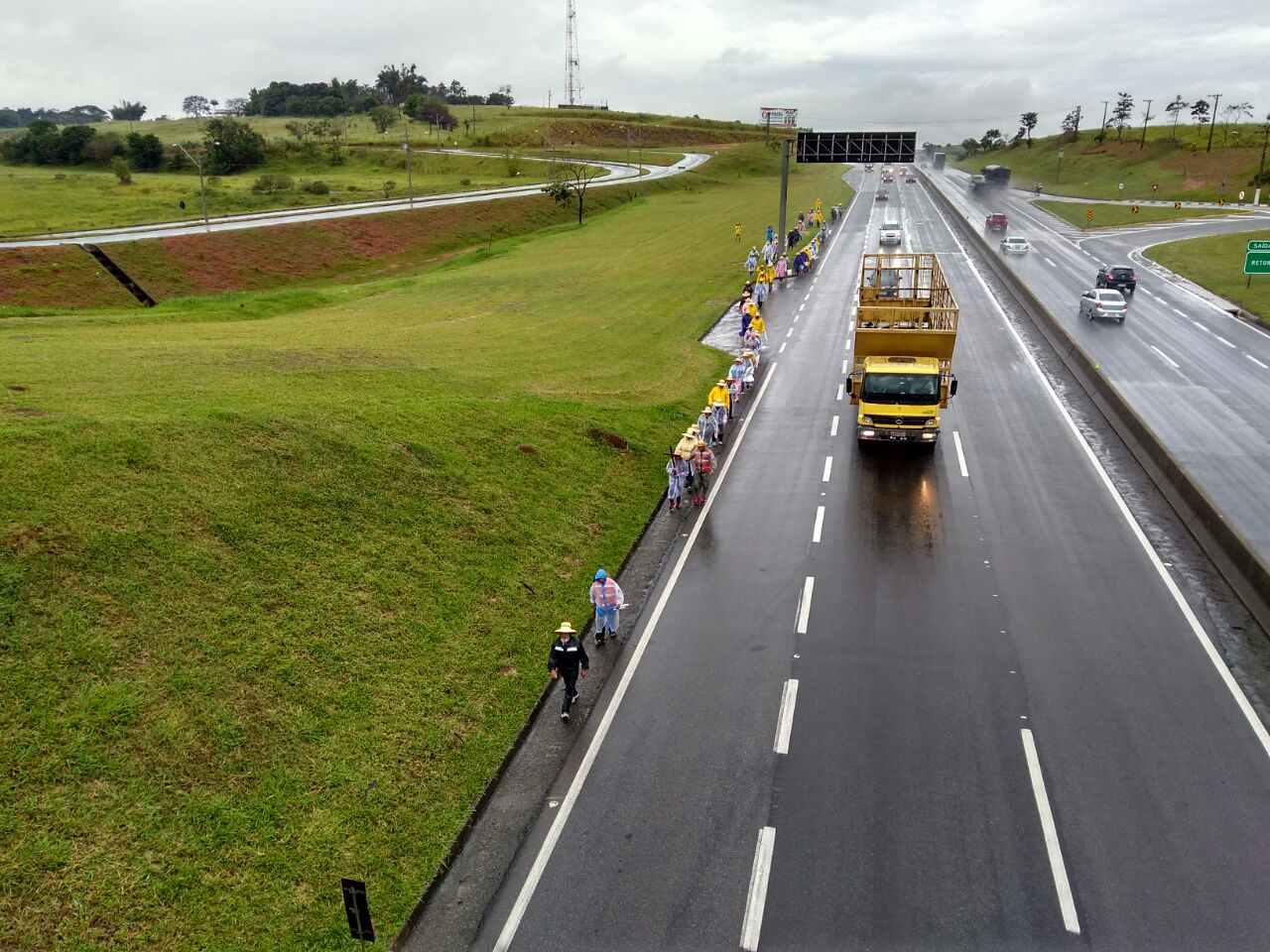 CCR NovaDutra contabiliza mais de 20 mil romeiros a pé pelos acostamentos da via Dutra