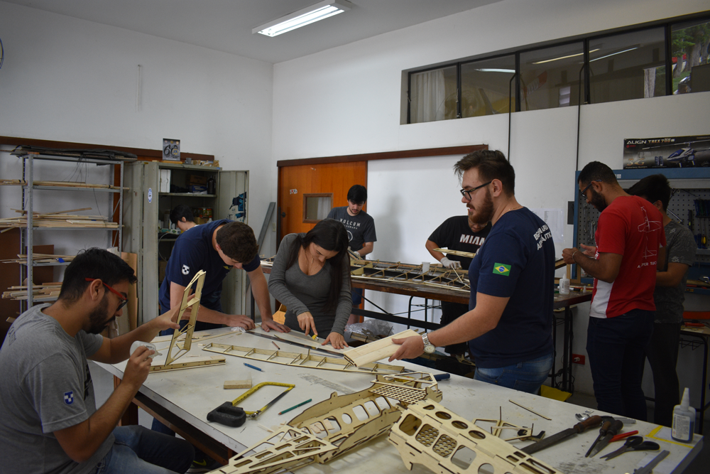 Equipe Aerotau participa de competição aeronáutica