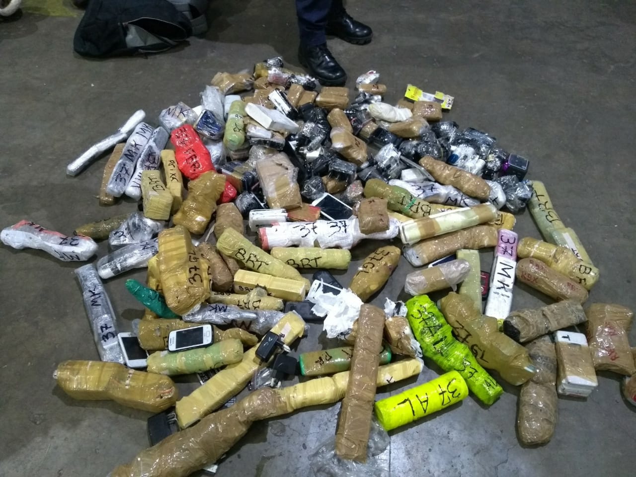 Agentes frustram a entrega de 620 itens ilícitos e mais de 26 kg de drogas no CPP de Tremembé