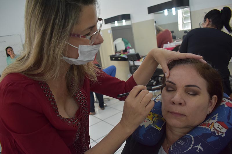 Escola da Beleza oferece 20 vagas para curso de maquiagem social e artística