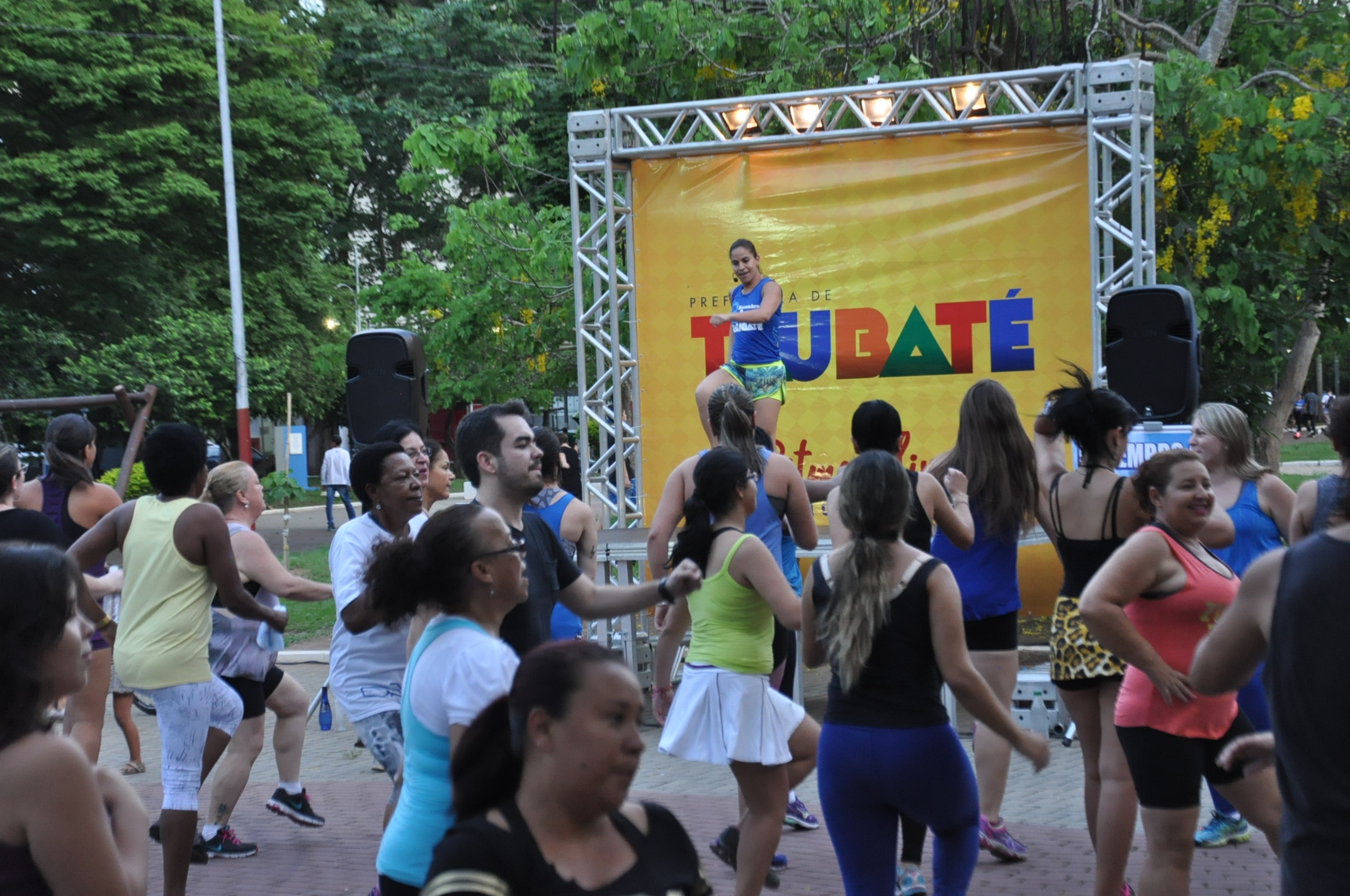 Aulão de ritmos marca Outubro Rosa na praça Santa Teresinha