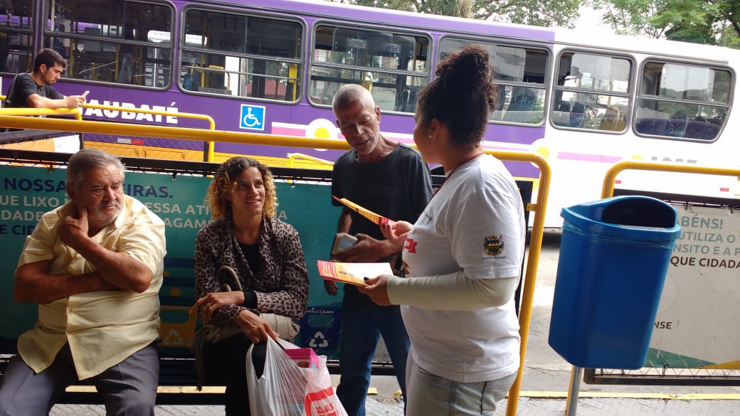 Alunos promovem blitz para alertar sobre a dengue e outras doenças