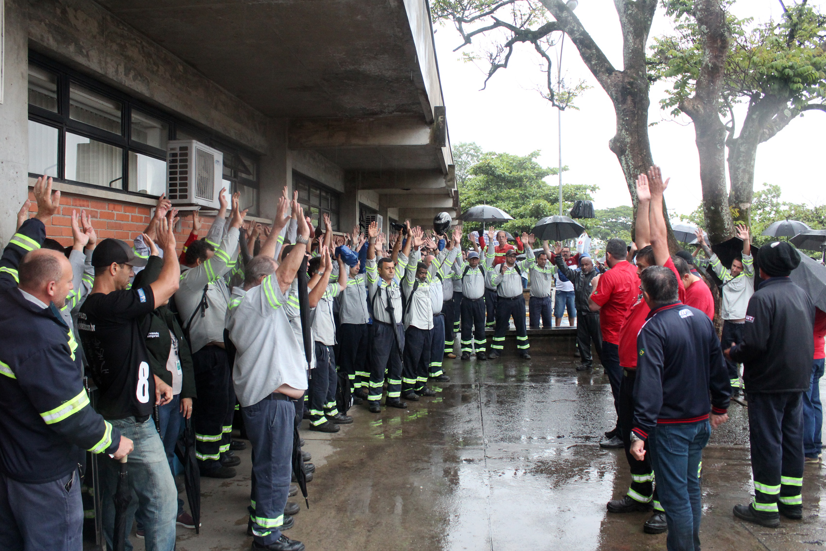 Trabalhadores da Tenaris Confab ameaçam greve contra demissões