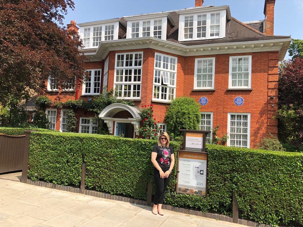 Ex-aluna da Unitau é admitida na Sociedade Britânica de Psicologia