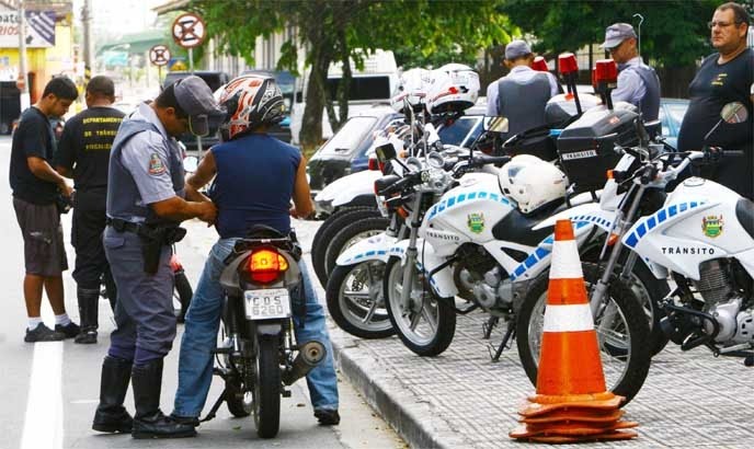 Taubaté promove blitz educativa na avenida Itália