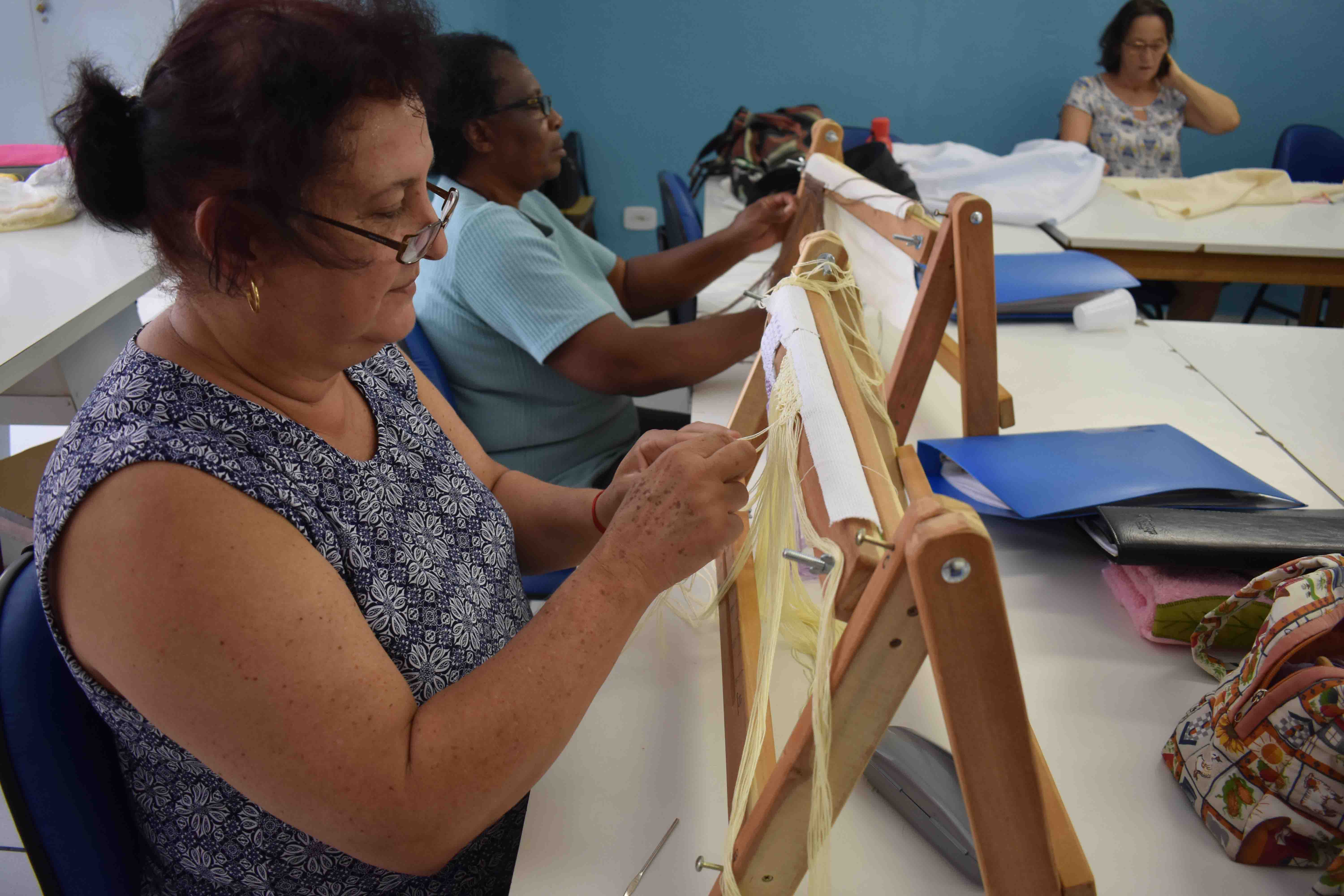 Artesãs realizam bazar solidário no Taubaté Shopping