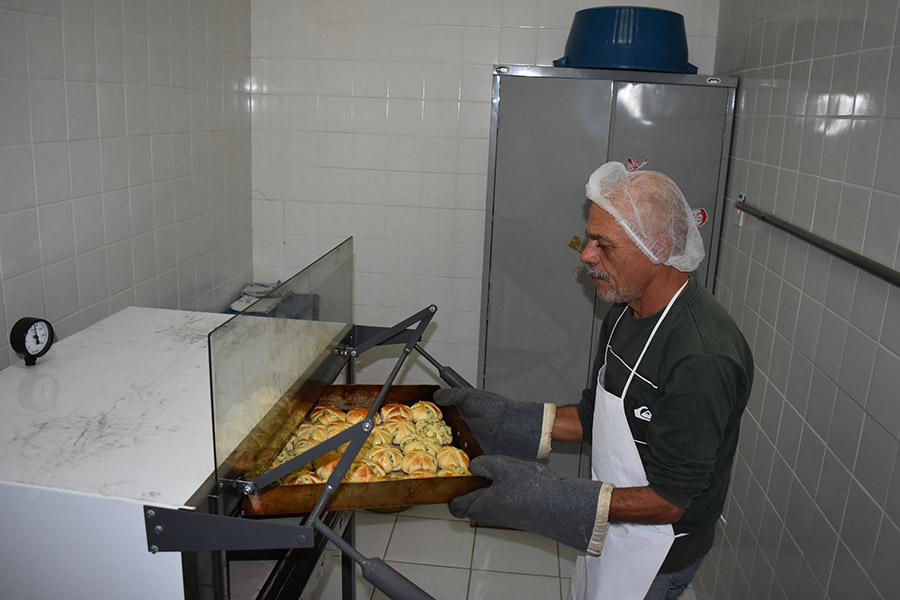Escola do Trabalho do Centro oferece 45 vagas nas áreas de panificação, beleza e gestão