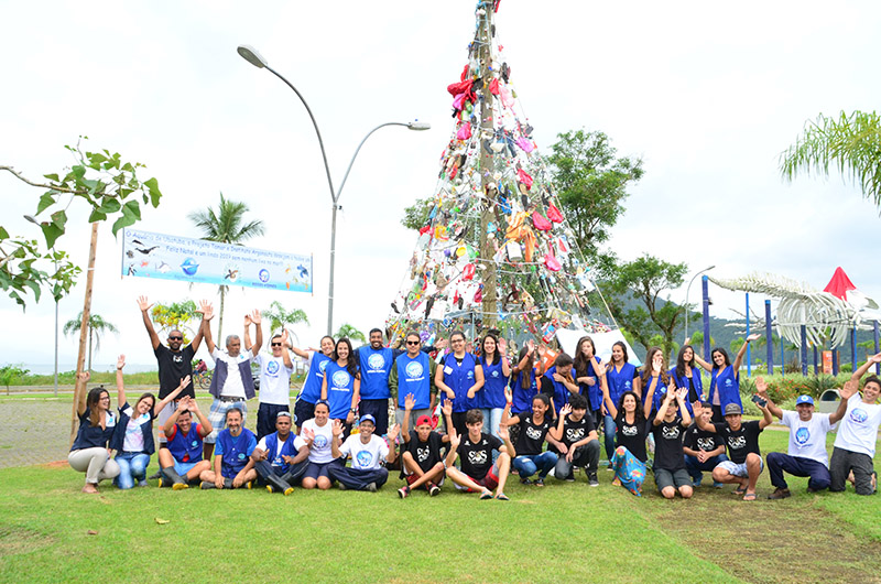 Árvore de Natal feita de lixo alerta sobre o aumento da poluição no mar  e praias do Litoral Norte de SP