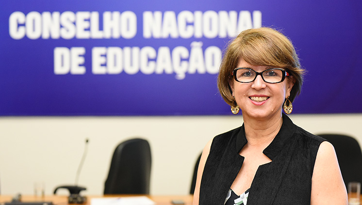 País terá que discutir valorização do professor, diz secretária do MEC