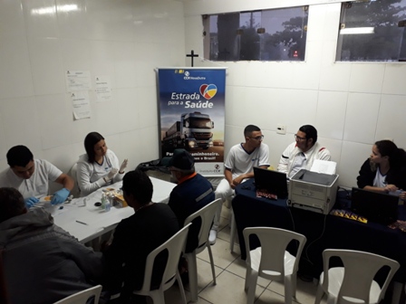 Mais de 80% dos caminhoneiros que trafegam pela via Dutra estão acima do peso