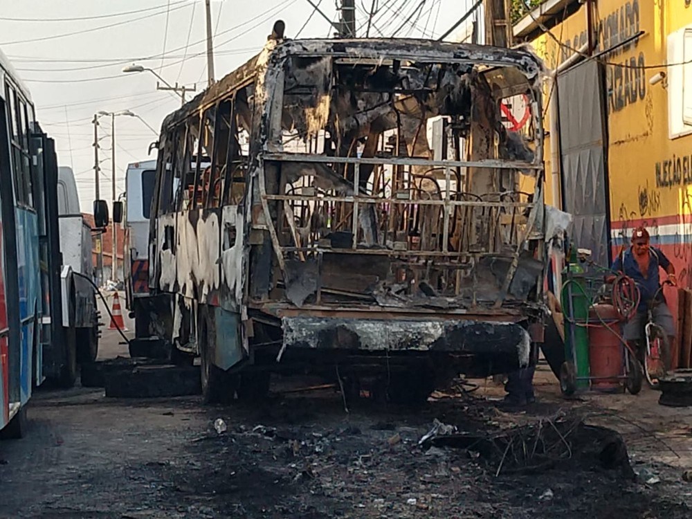 Grupo incendeia ônibus e explode bomba em Fortaleza