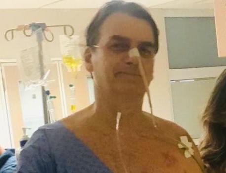 Bolsonaro está com pneumonia, afirma boletim médico