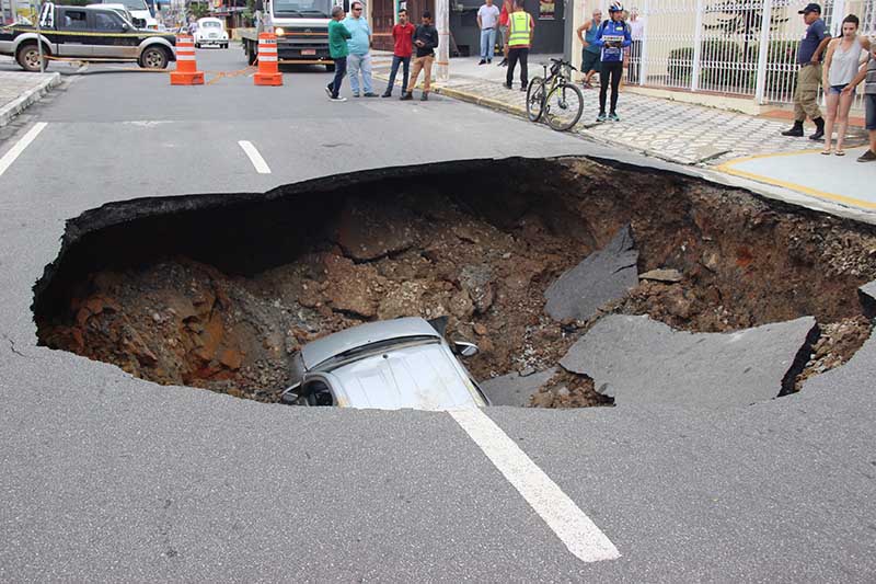 Trecho da rua Juca Esteves é totalmente interditado