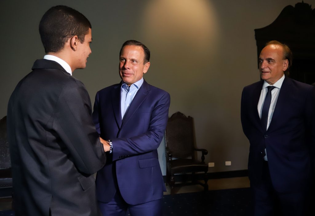 Governador João Doria recebe jovem da Fundação Casa que passou em primeiro lugar para faculdade