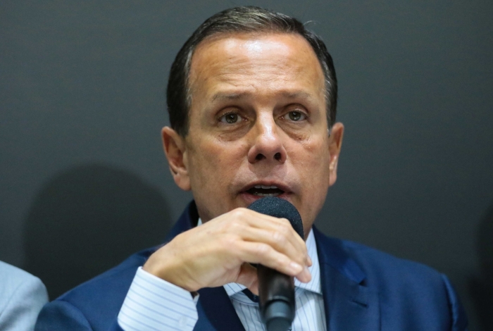 Doria e Eduardo Bolsonaro cumprimentam policiais que mataram 11 em Guararema