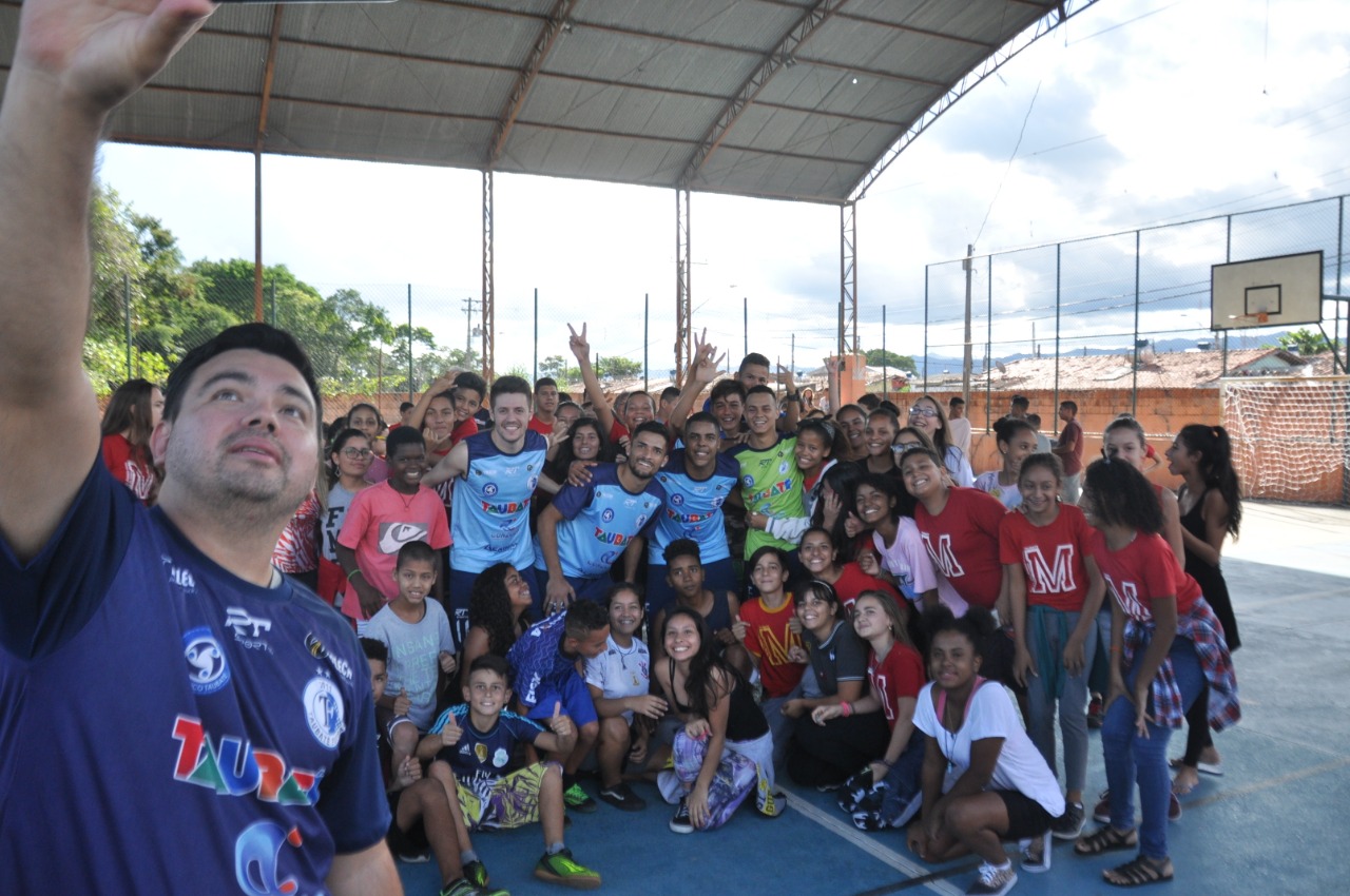 Atletas do Futsal Taubaté visitam a escola Esplanada I