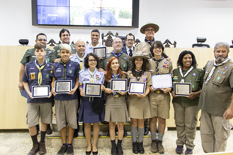Escoteiros são homenageados na Câmara de Taubaté