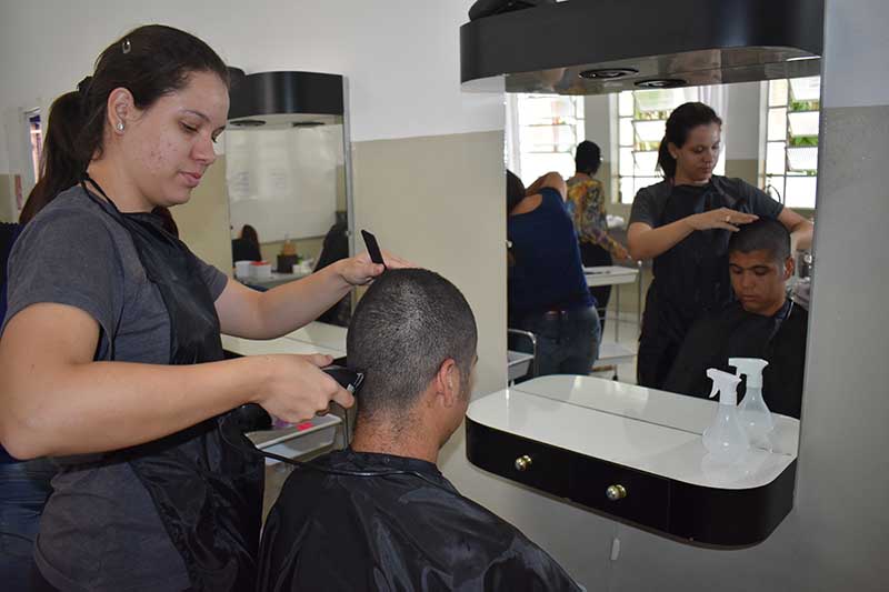 Escola da Beleza abre 20 vagas para curso de assistente de cabeleireiro