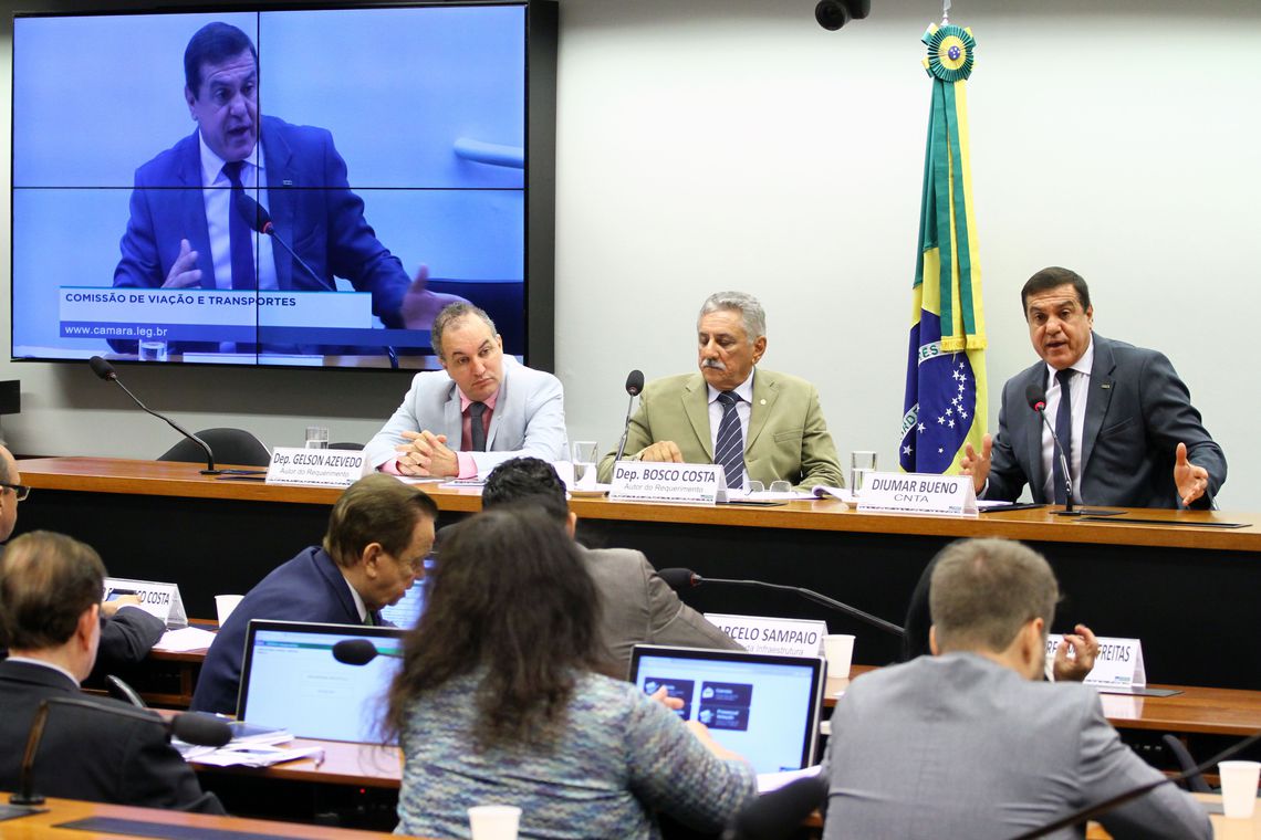 Transportadoras e caminhoneiros alertam para risco de nova paralisação