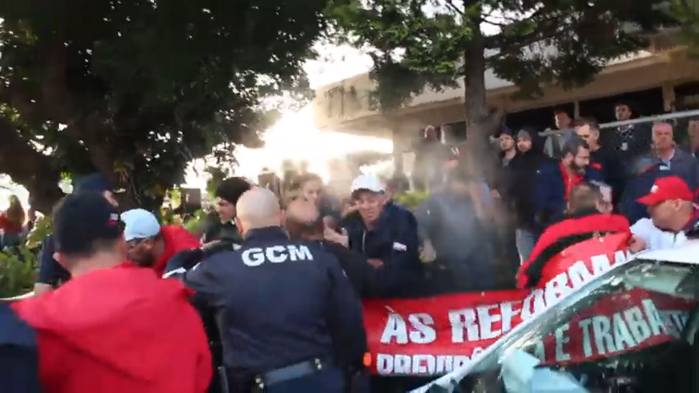 Sindmetau repudia uso da força policial em assembleia na LG