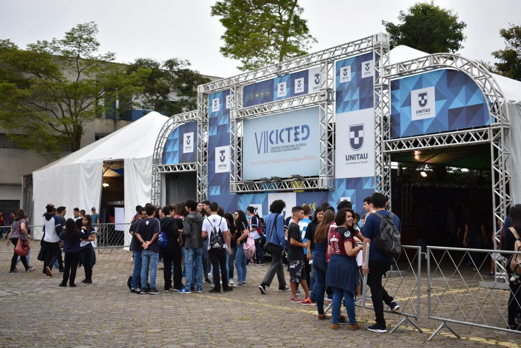 Alunos de escola municipal lançam balão de sonda