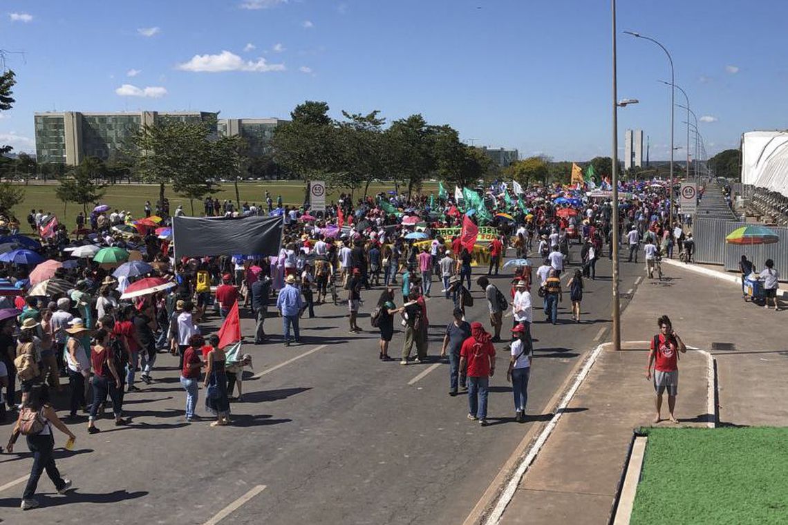 Manifestantes voltam às ruas por mais verbas para universidades