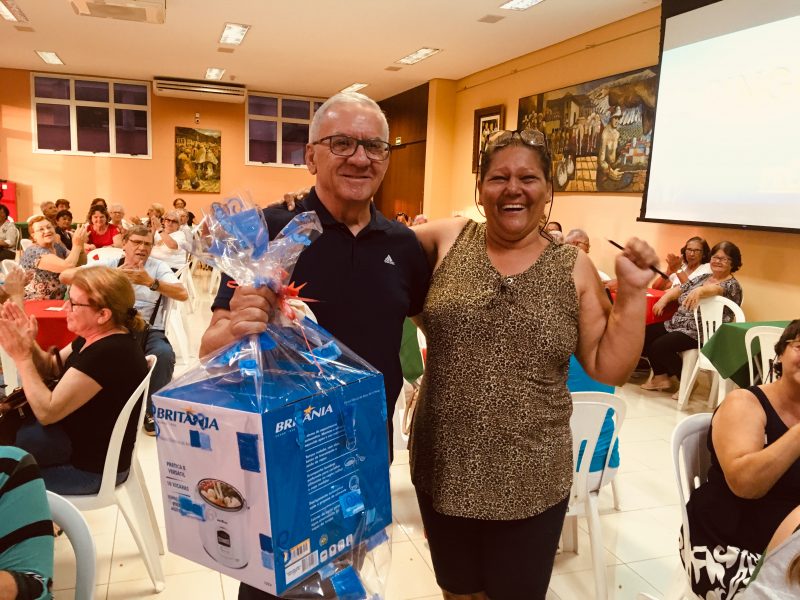 Idosos têm tarde de bingo na Irmandade de Taubaté
