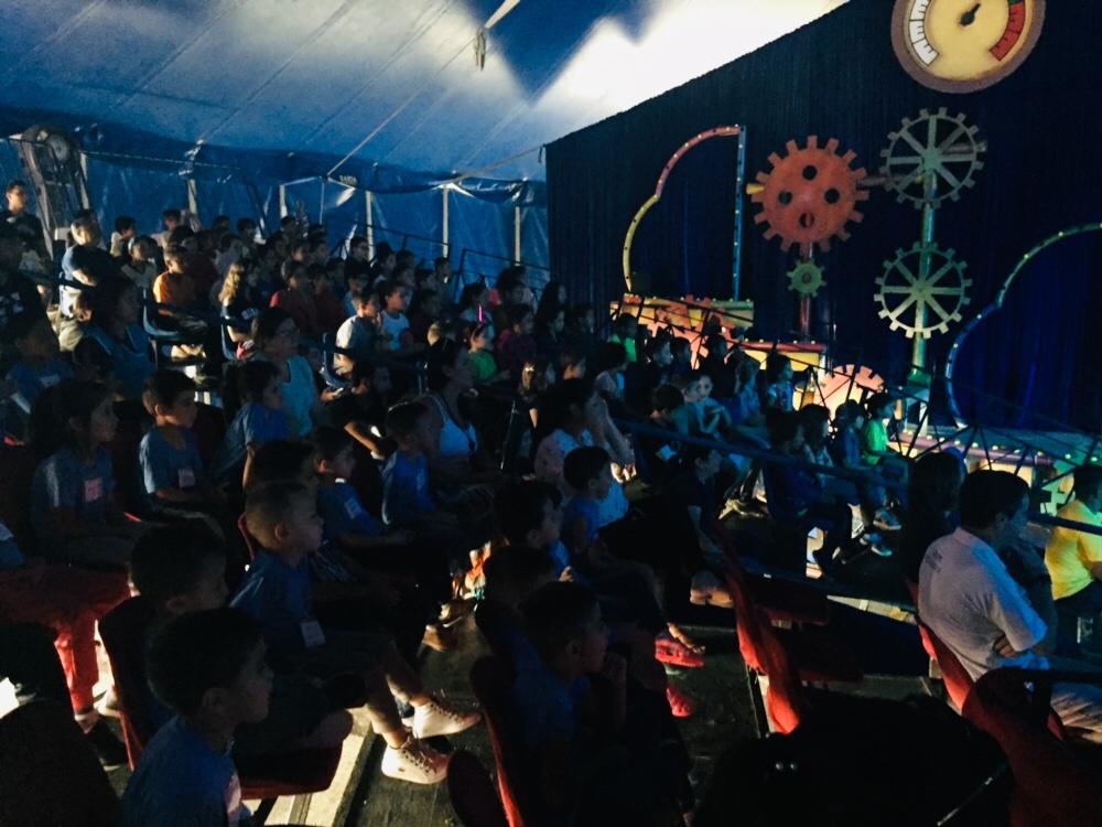 Sessão especial do Circo dos Sonhos recebe 650 crianças e jovens