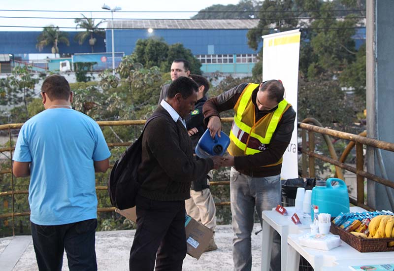 Ação educativa do Maio Amarelo conscientizou mais de 450 pedestres e ciclistas