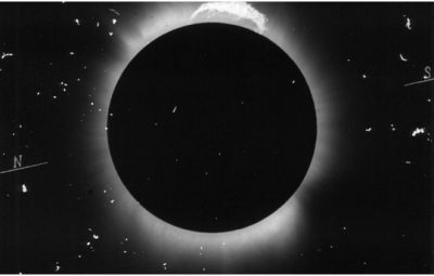 Em Sobral, a céu limpo, astrônomos captaram o eclipse solar, em placas fotográfi cas, através de câmeras acopladas a telescópios de até 8 metros de comprimento.