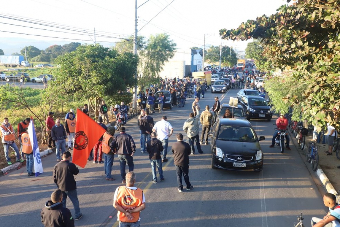 Metalúrgicos e trabalhadores do transporte param em Taubaté