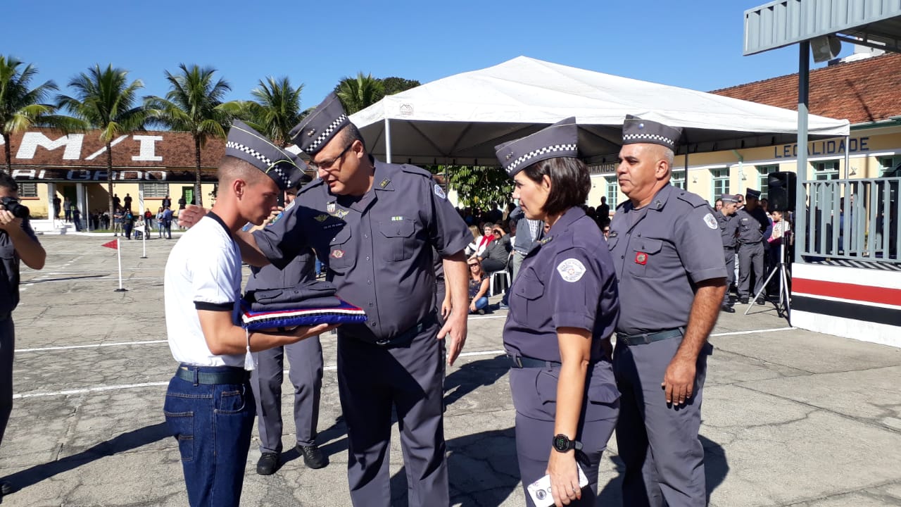 Novos soldados da PM recebem o primeiro fardamento