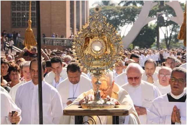 Muita oração e música na programação de Corpus Christi da TV Aparecida
