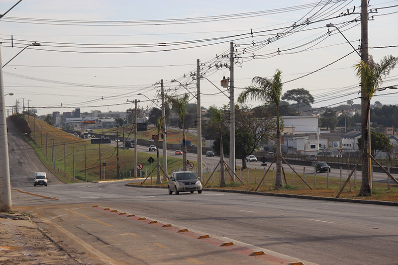 Cargas especiais desviam  trânsito na Cidade