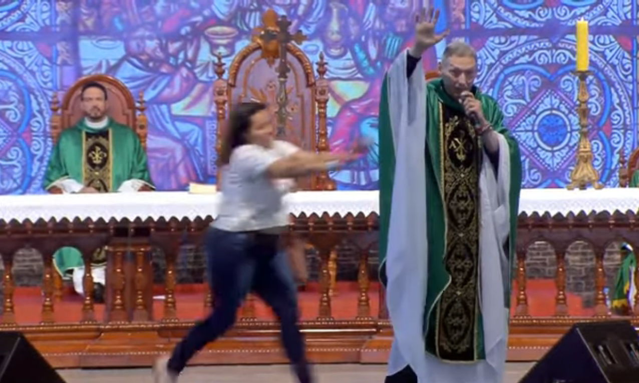 Durante missa, mulher empurra padre Marcelo Rossi do palco em Cachoeira Paulista