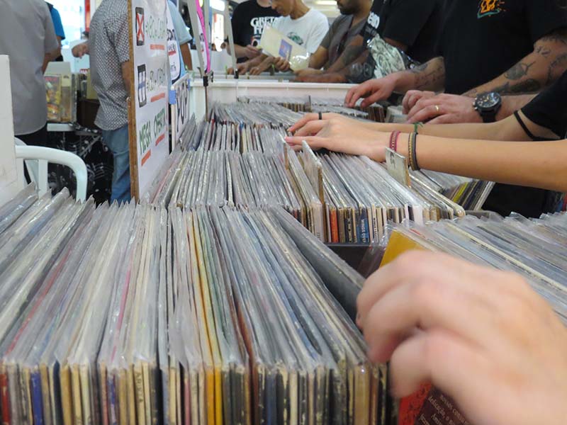 Fãs e colecionadores dos “bolachões” têm encontro marcado na Caravana do Vinil de Taubaté