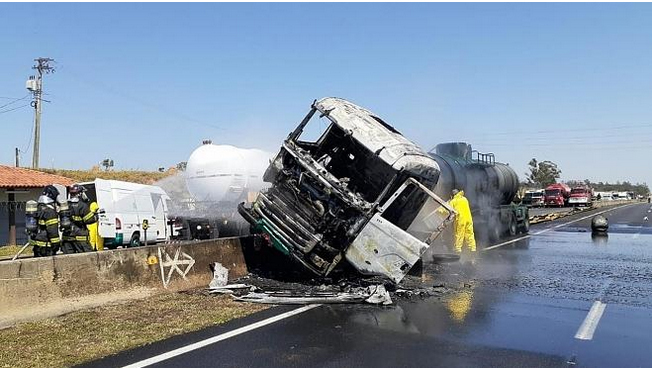 Acidente interdita Dutra por 6 horas