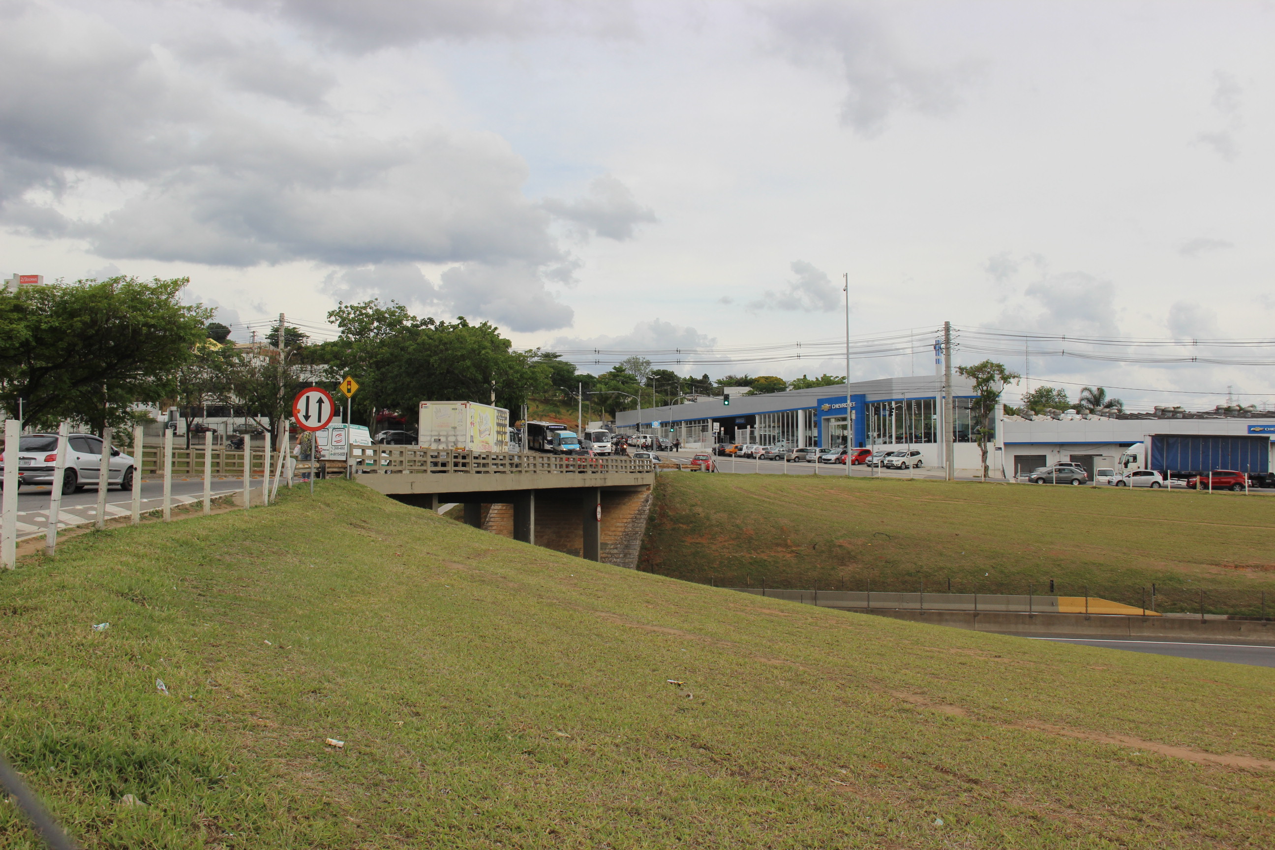 Obra do viaduto da Independência chega à faixa de domínio da NovaDutra