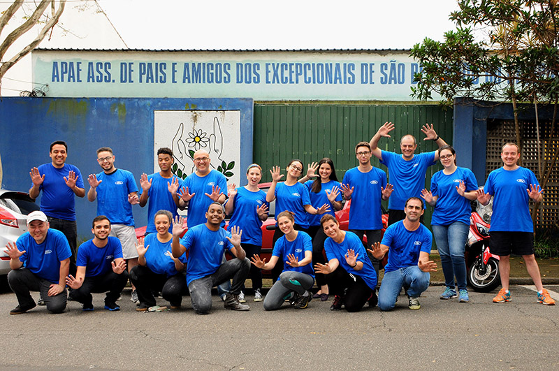 Colaboradores da Ford ajudam comunidades no mês global do voluntariado