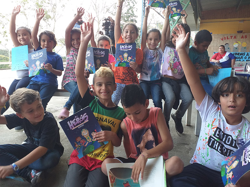 Instituto EDP realiza entrega de livros sobre educação ambiental para alunos  da rede municipal