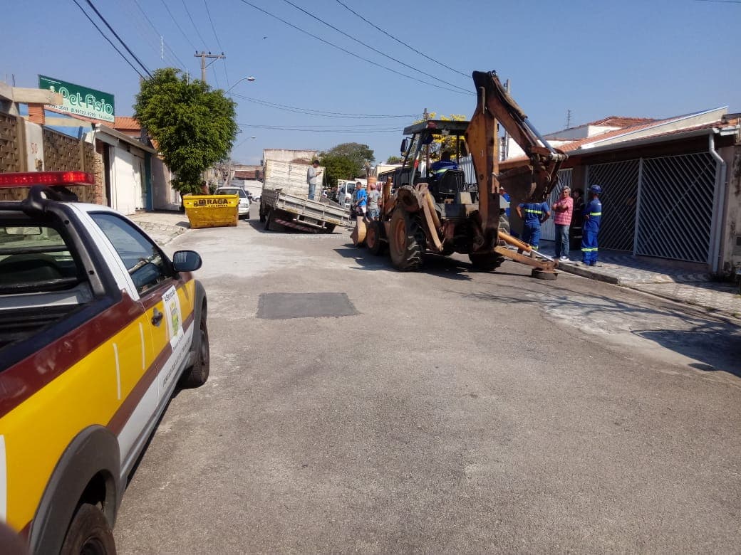 Caminhão afunda no bairro Jardim Maria Augusta