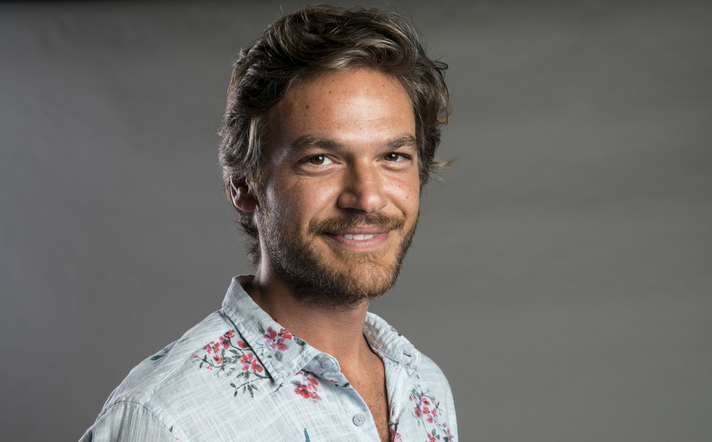 Emílio Dantas seduz “Todas as Mulheres do Mundo” em nova série da Globo