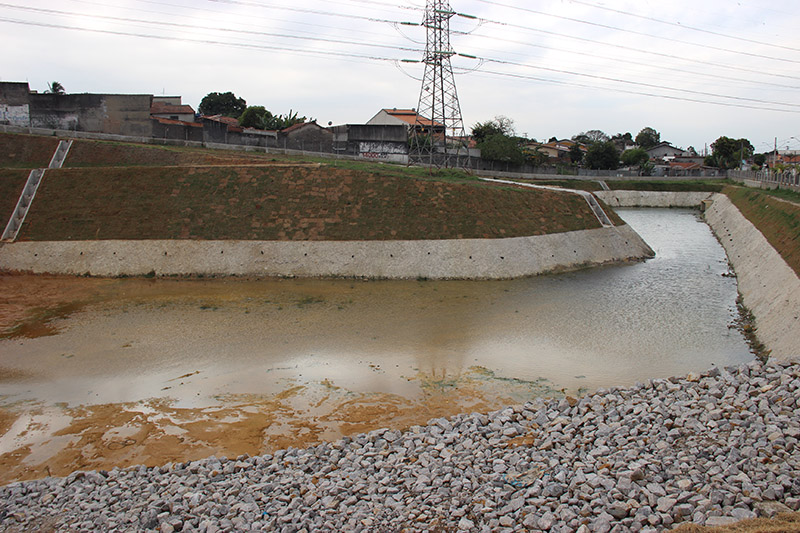 Bacia de contenção evita enchentes no Três Marias