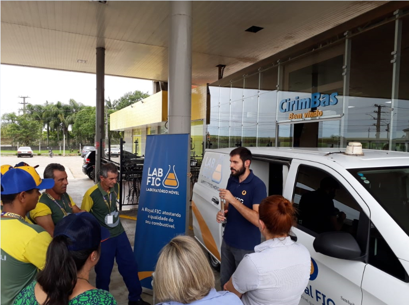 Laboratório móvel de análise de combustíveis da Royal FIC percorre postos de Taubaté e Ubatuba
