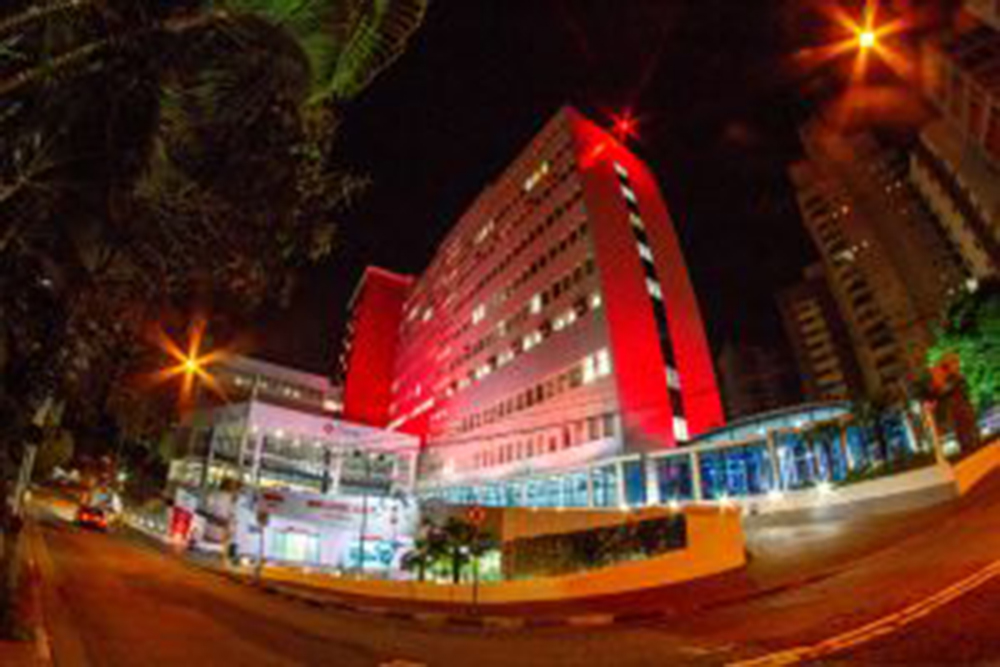 Hospital São Camilo ilumina fachadas de vermelho para alertar sobre os riscos das doenças cardiovasculares